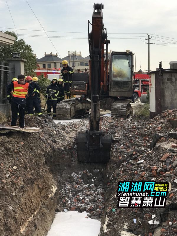 直击湖南临澧花炮厂爆炸事故救援:现场有多辆挖机在作业(多图)(图1)
